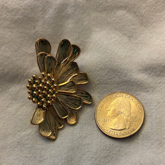 Gorgeous Goldtone Flower Petal POST Earrings - Picture 3 of 3